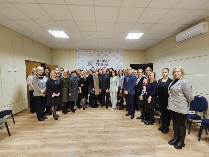 Alytaus apylinkės teismą aplankė kunigas Ričardas Doveika